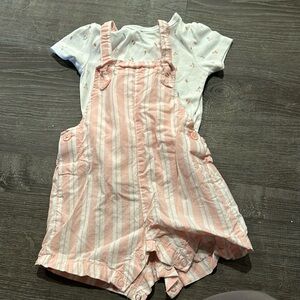 Carters girls overall shorts and matching Tshirt, excellent condition, 18 months